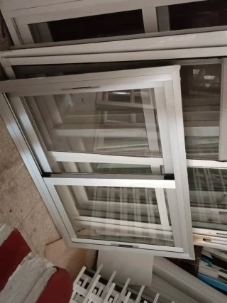 Ventana de aluminio corredera color plata.
