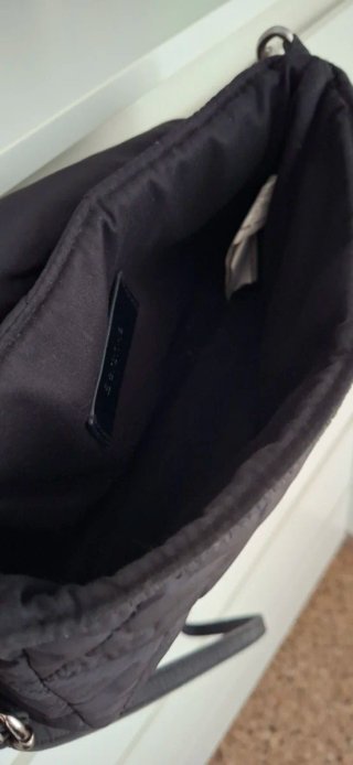 Bolso Bershka negro acolchado con cadena