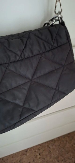 Bolso Bershka negro acolchado con cadena