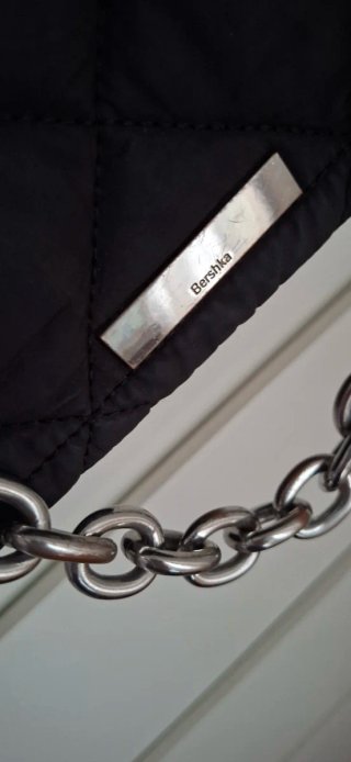 Bolso Bershka negro acolchado con cadena