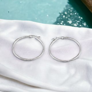 Aros 5 cm. diámetro plateados o dorados de acero.