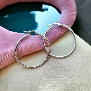 Aros 5 cm. diámetro plateados o dorados de acero.