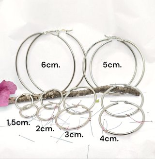 Aros 5 cm. diámetro plateados o dorados de acero.