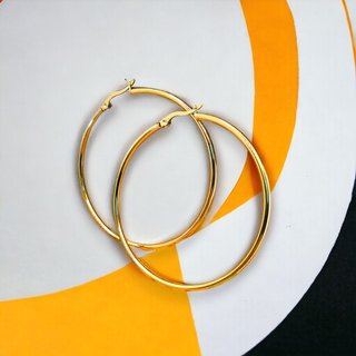 Aros 5 cm. diámetro plateados o dorados de acero.