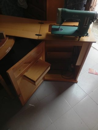 Máquina de coser Alfa De Luxe antigua
