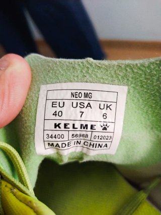 Botas de fútbol amarillas