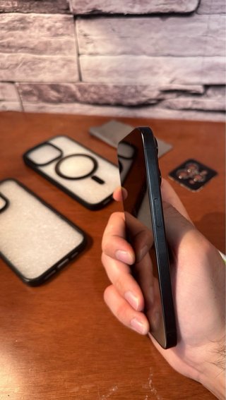iPhone 15 Pro 128GB Negro + 4 Fundas y accesorios