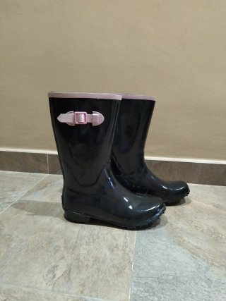 Botas de agua negras con detalle rosa