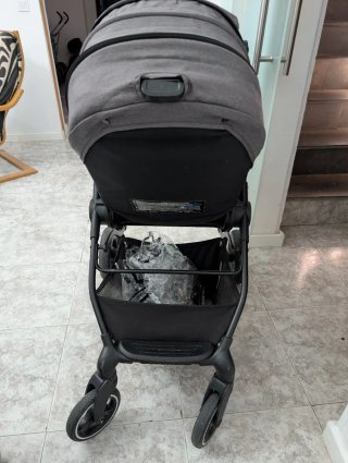 Cochecito de bebé gris