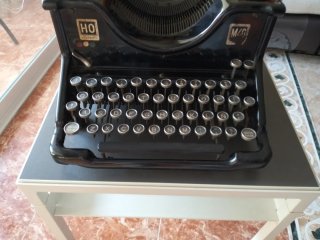 Máquina de escribir Hispano Olivetti M40 funciona.