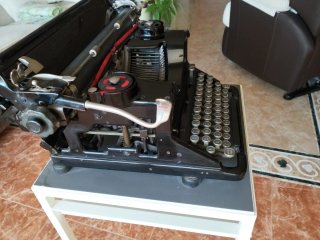 Máquina de escribir Hispano Olivetti M40 funciona.