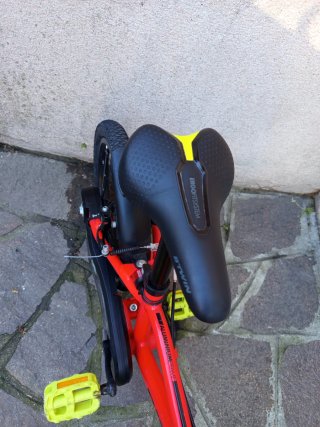 Bicicletta B'Twin rossa per bambini