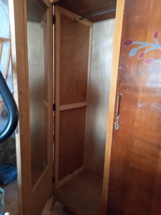 Armario antiguo de madera con diseño floral