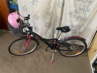 Bicicleta Btwin rosa con cesta