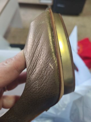 Zapatos de tacón dorados elegantes
