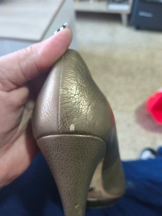 Zapatos de tacón dorados elegantes