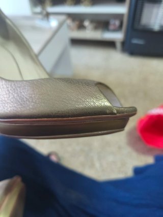 Zapatos de tacón dorados elegantes
