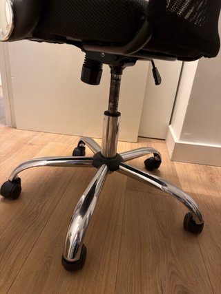Silla de oficina giratoria negra