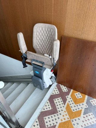 Silla salvaescaleras eléctrica beige