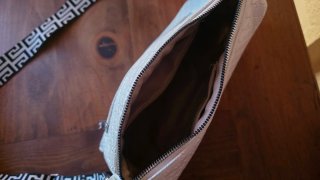 Bolso bandolera blanco con correa