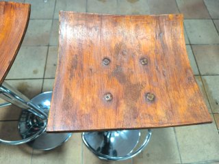 Taburetes de madera y metal