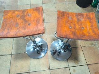 Taburetes de madera y metal
