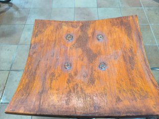 Taburetes de madera y metal