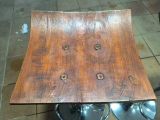 Taburetes de madera y metal
