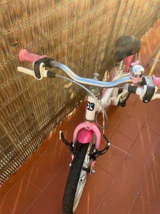 Bicicleta infantil Btwin rosa y blanca.