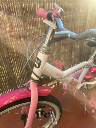 Bicicleta infantil Btwin rosa y blanca.