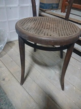 Silla de madera con asiento de ratán