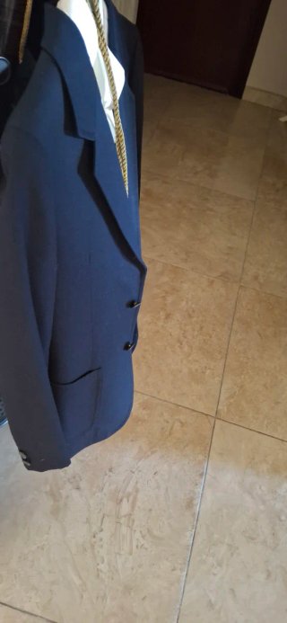 Chaqueta de comunión azul marino con camisa blanca