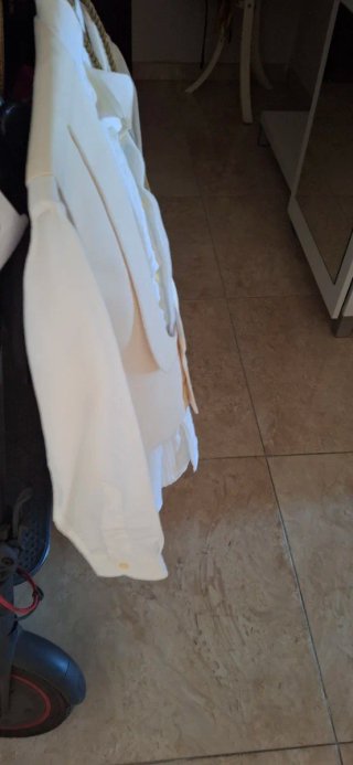 Chaqueta de comunión azul marino con camisa blanca