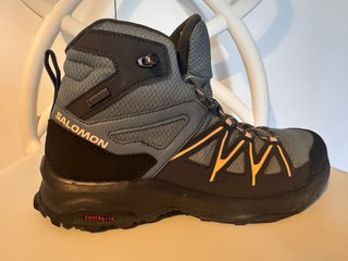 Botas de montaña Salomon grises y naranjas
