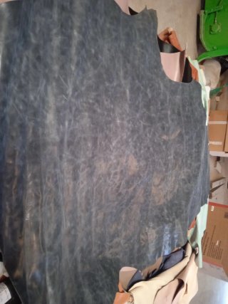Piel genuina color  azul humo. 16€.