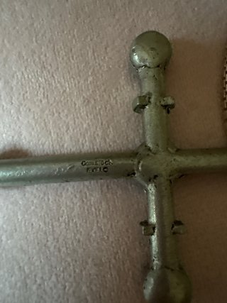 Colgante Cruz Vintage Comstock Creations Peltre