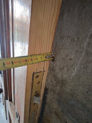Puerta exterior madera con reja