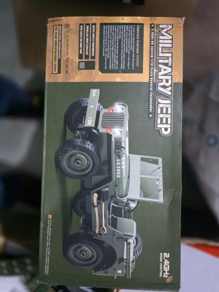 Coche teledirigido militar verde