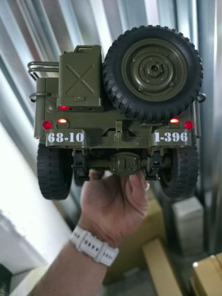 Coche teledirigido militar verde