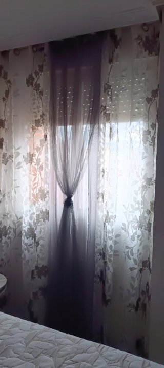 Cortinas grises y blancas de tela