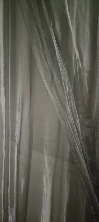 Cortinas grises y blancas de tela