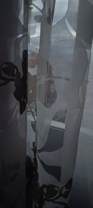 Cortinas grises y blancas de tela