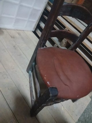 Silla costurera antigua madera y cuero