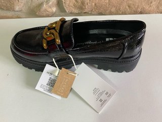 Mocasines negros charol suela ancha. SIN ESTRENAR
