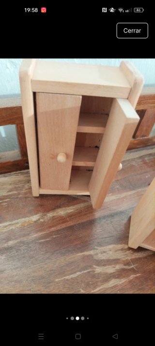 Muebles de madera para casa de muñecas