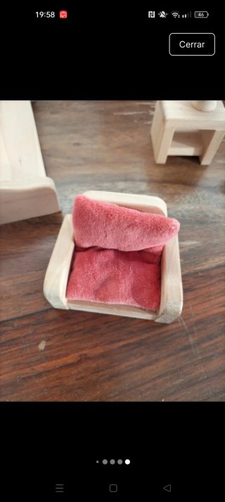 Muebles de madera para casa de muñecas