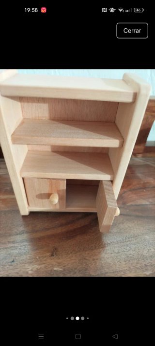 Muebles de madera para casa de muñecas