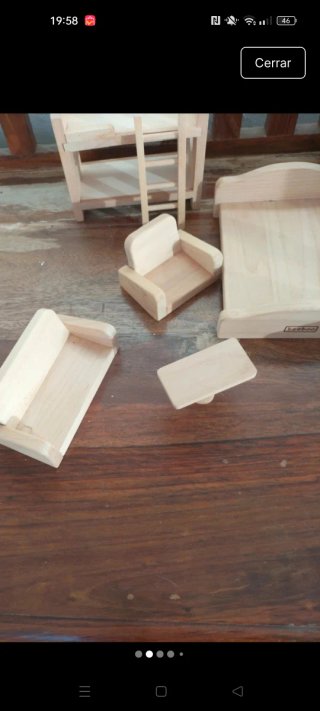 Muebles de madera para casa de muñecas