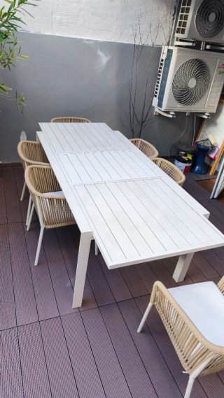 Mesa de exterior blanca de metal