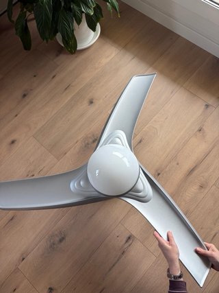Ventilador de techo gris moderno